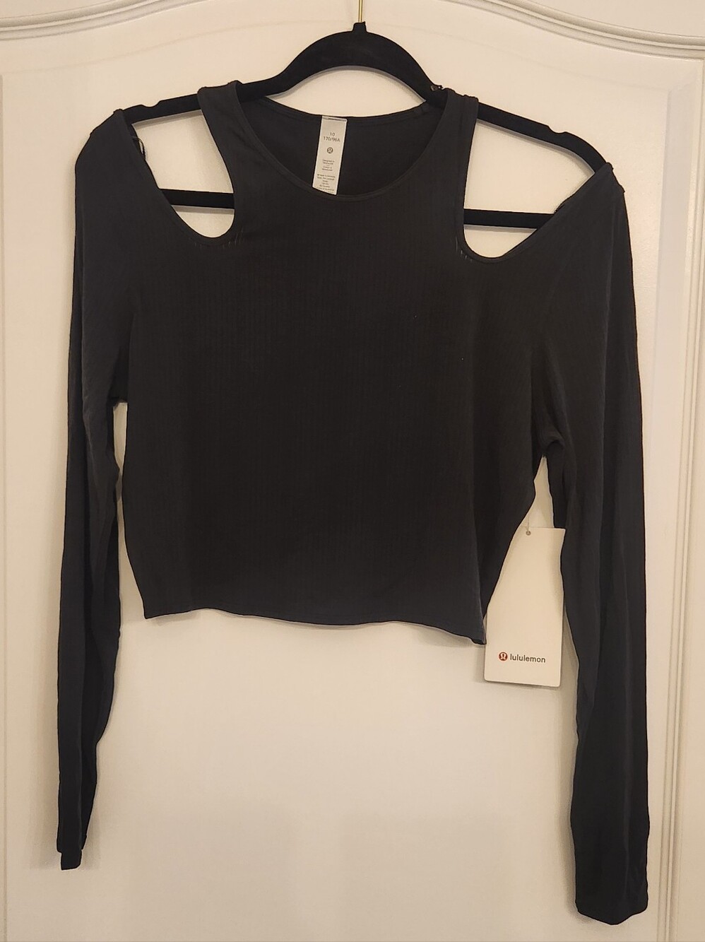 NWT *AUSTRALIA* lululemon athletica Black Cold-Shoulder Long Sleeve Crop Top